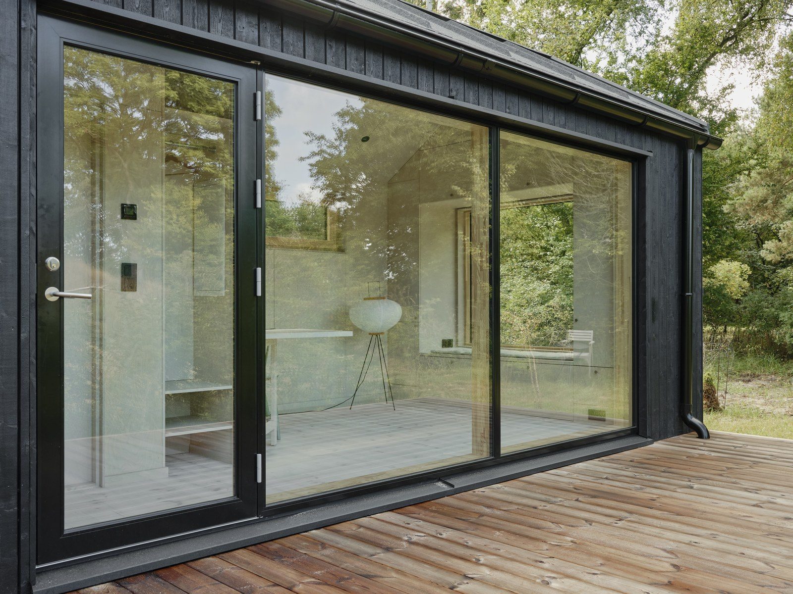 Opført hus – opholdsrum med store vinduer