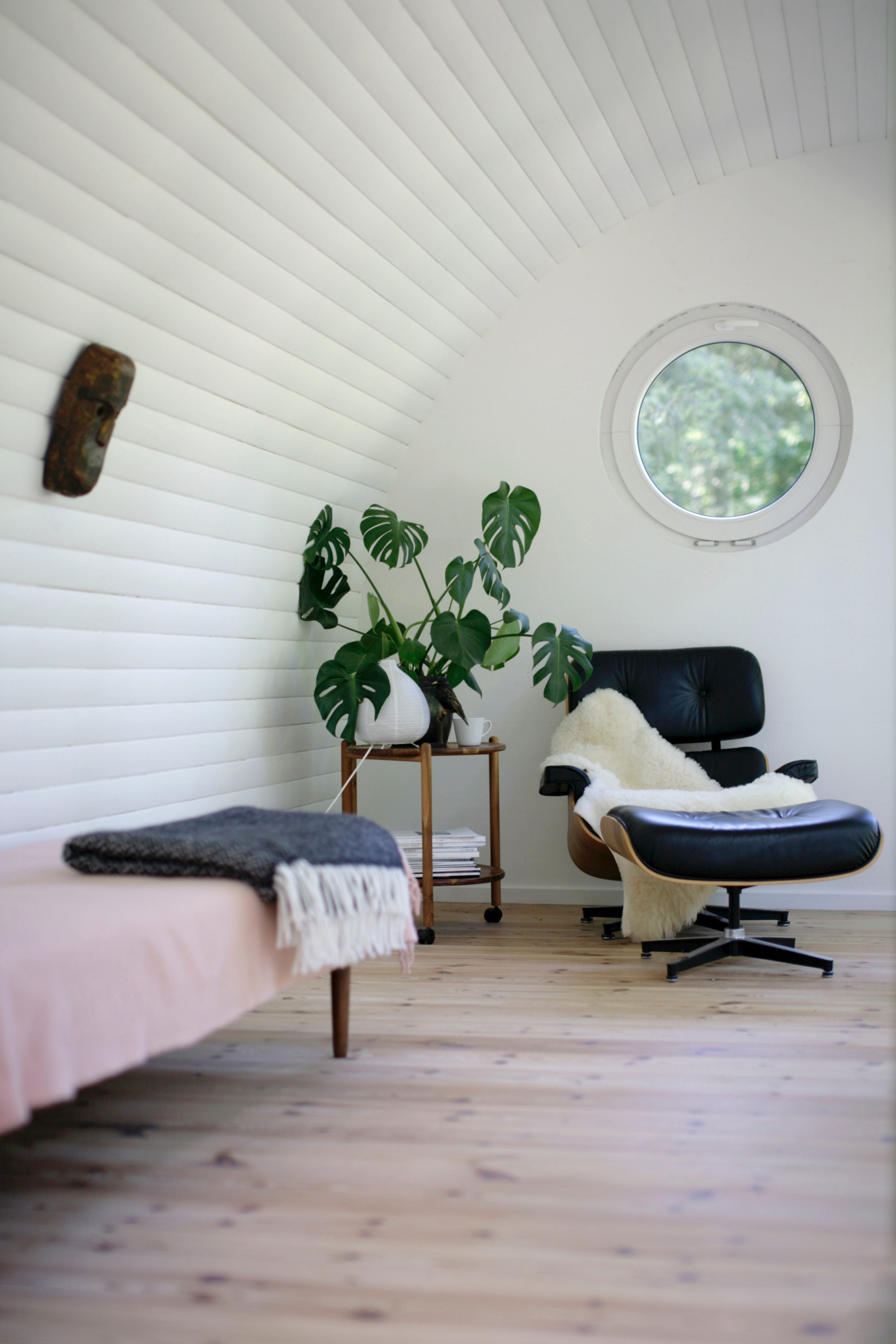 Interiør med Eames-stol og rundt vindue