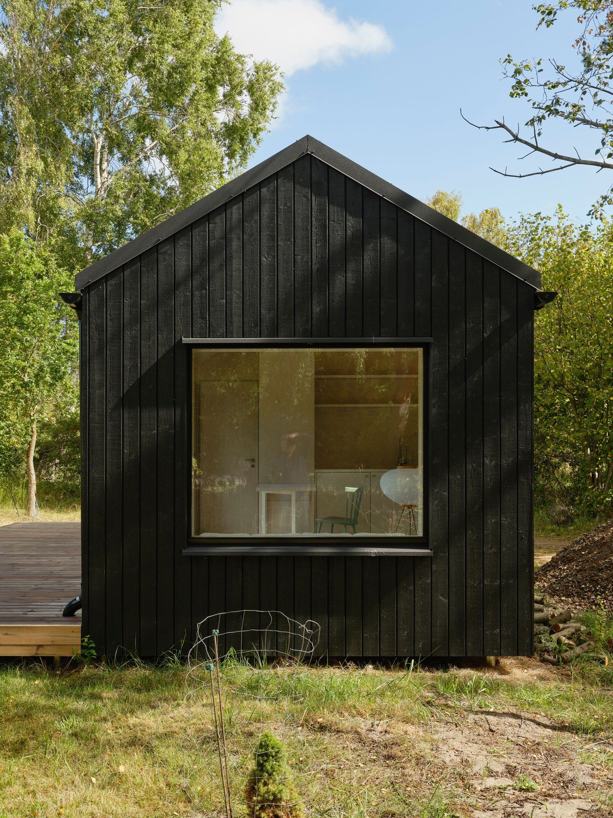 Opført hus – sortmalet træfacade